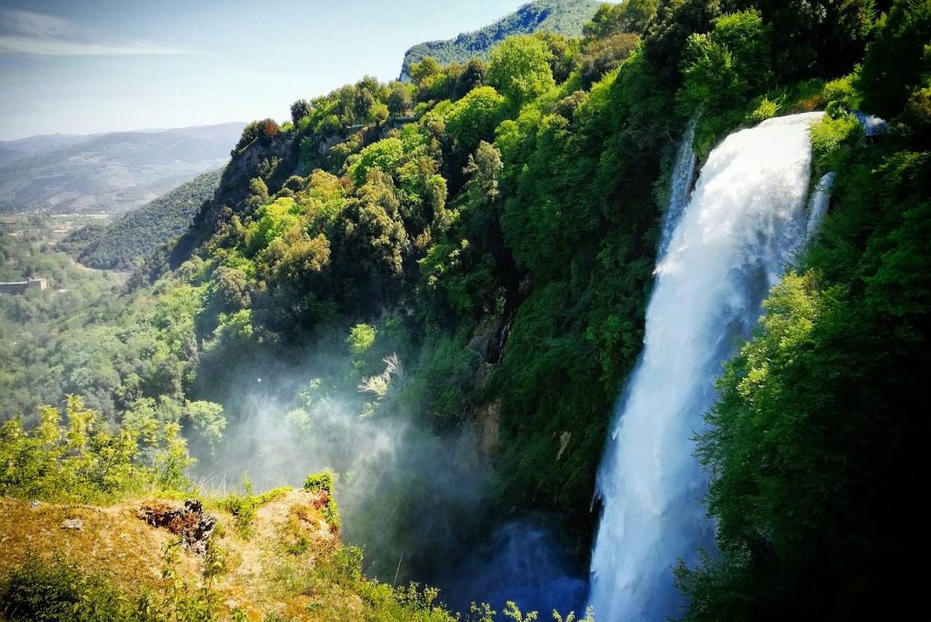 Water: Between Roar and Silence