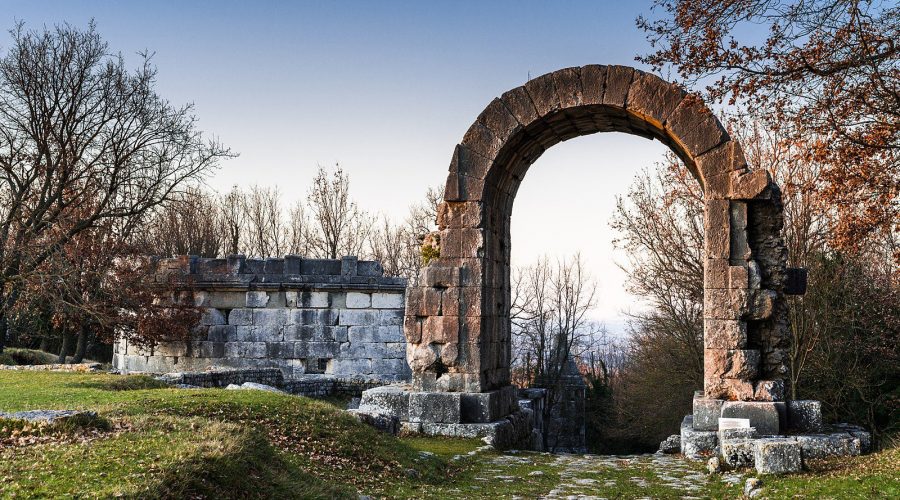 1600px-Arco_di_San_Damiano_a_Carsulae_(poco_fuori_Terni)